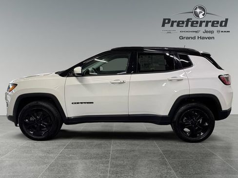Used 2018 Jeep Compass Latitude w/ Popular Equipment Group AWD/4WD image 11