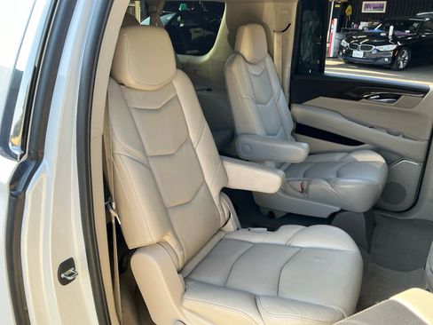 Used 2020 Cadillac Escalade ESV Premium Luxury image 21