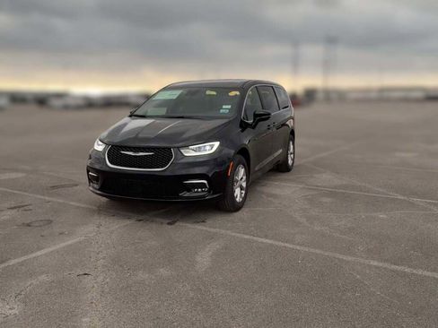 New 2026 Chrysler Pacifica Select image 3