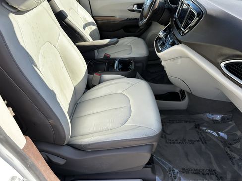 Used 2018 Chrysler Pacifica Touring-L image 13