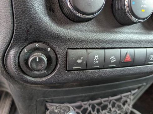 Used 2017 Jeep Wrangler Unlimited Sahara w/ Connectivity Group AWD/4WD image 5
