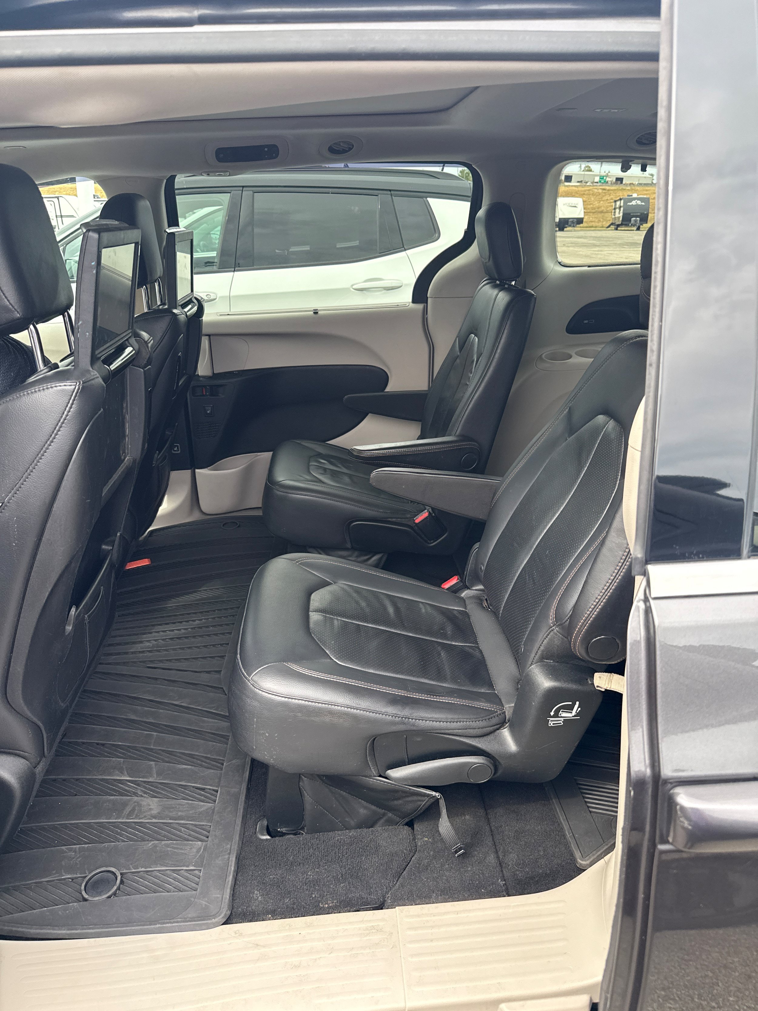 Used 2018 Chrysler Pacifica Touring-L Plus w/ Advanced Safetytec Group FWD image 6