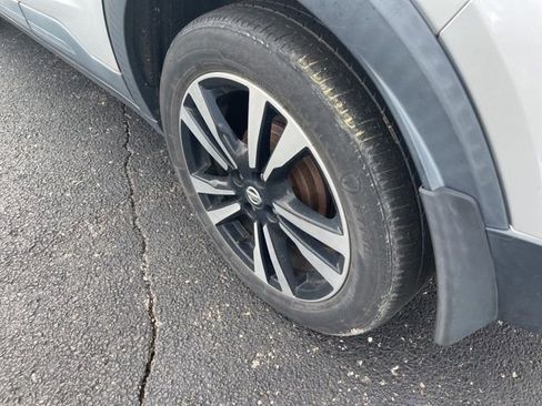 Used 2018 Nissan Kicks SV FWD image 12