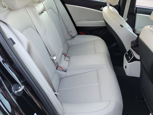 Certified 2025 Genesis G70 2.5T image 21