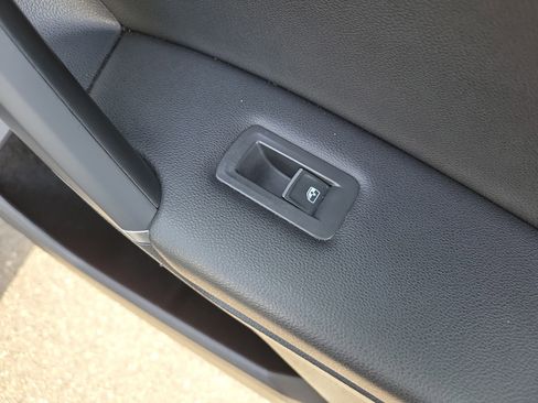 Used 2020 Volkswagen Tiguan SE image 12