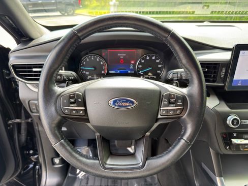 Used 2020 Ford Explorer XLT w/ Equipment Group 202A AWD/4WD image 17