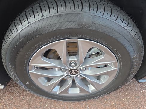 Certified 2024 Toyota Sienna XLE w/ XLE Plus Package AWD/4WD image 9