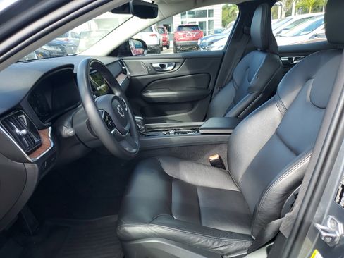 Used 2021 Volvo S60 T5 Momentum w/ Premium Package image 9