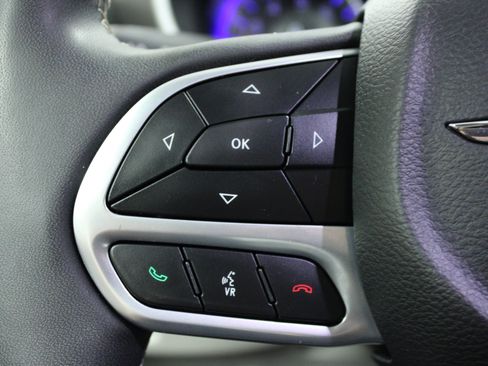 Used 2024 Chrysler Pacifica Touring-L FWD image 21