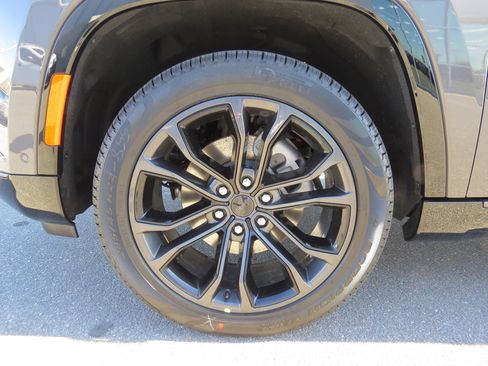 New 2026 Jeep Grand Wagoneer Summit image 13