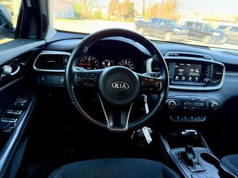 Used 2018 Kia Sorento LX image 16