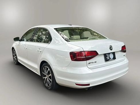Used 2017 Volkswagen Jetta SE FWD image 4