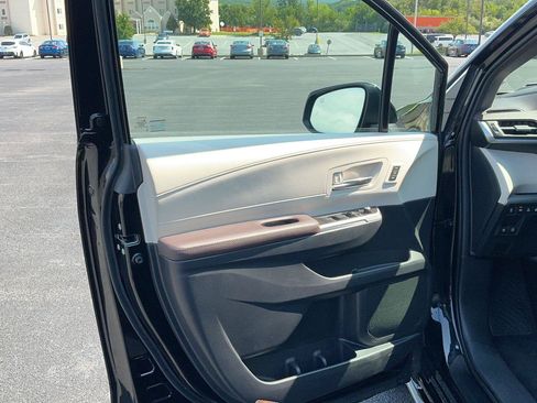 Certified 2023 Toyota Sienna Platinum AWD/4WD image 17