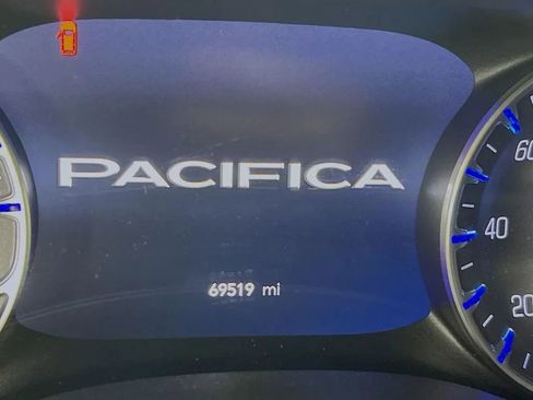 Used 2021 Chrysler Pacifica Touring-L w/ Premium & Safety Sphere Group FWD image 13