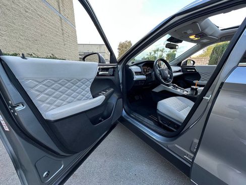 Used 2023 Mitsubishi Outlander SEL image 11