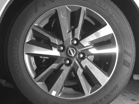 Used 2025 Nissan Versa SV image 12