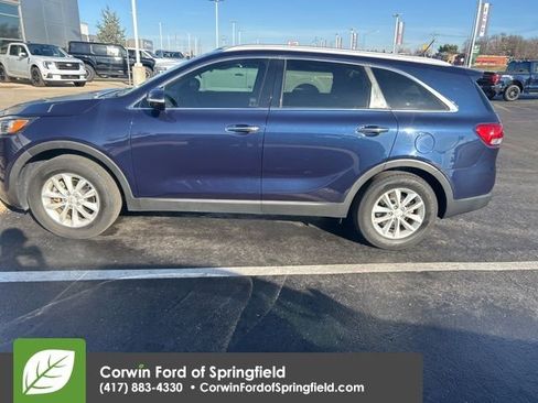 Used 2016 Kia Sorento LX image 2