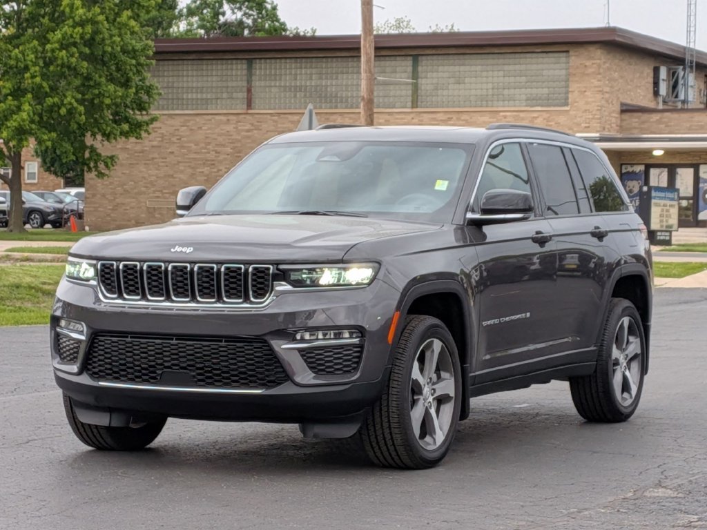 Used 2025 Jeep Grand Cherokee Limited w/ MOPAR Finishing Package AWD/4WD image 3