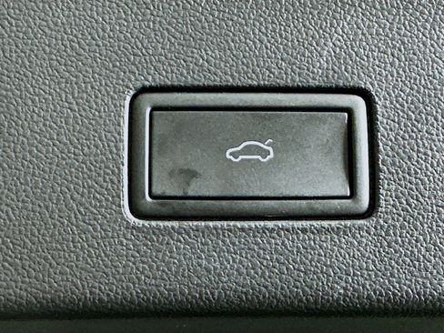 Used 2025 Volkswagen Atlas Cross Sport SE image 30