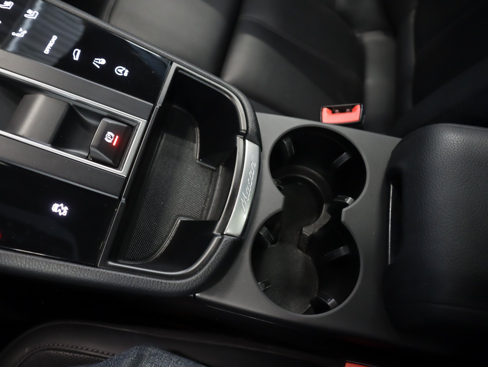 Certified 2024 Porsche Macan AWD/4WD image 20