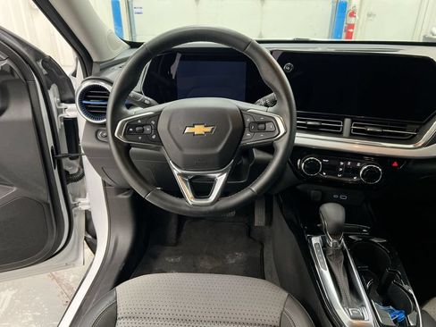 Used 2024 Chevrolet Trax LT w/ Driver Confidence Package FWD image 19