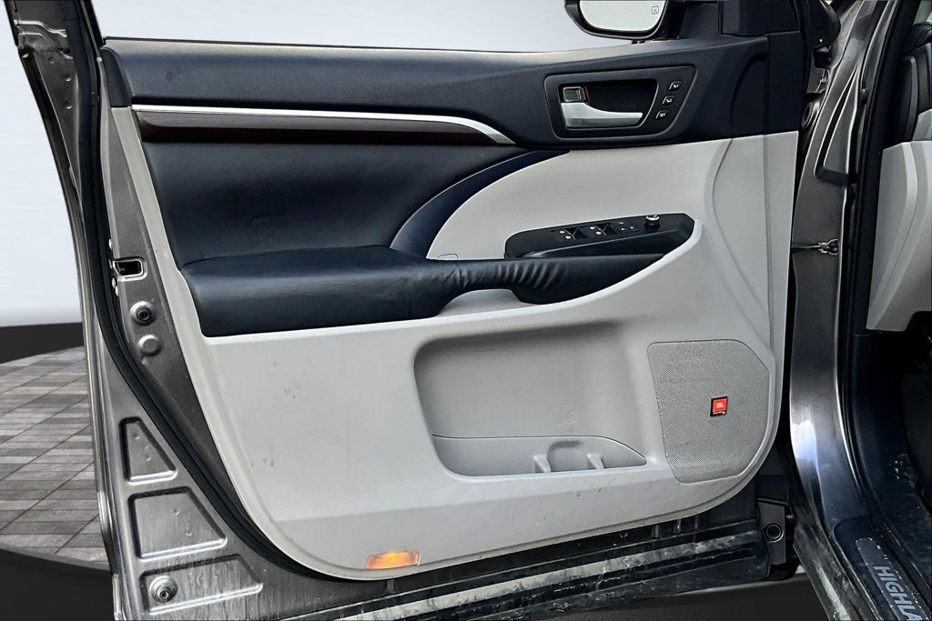 Used 2015 Toyota Highlander Limited AWD/4WD image 16