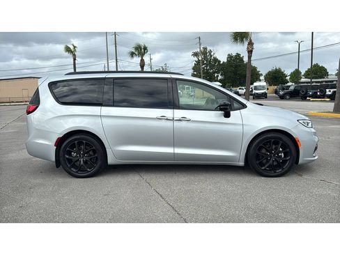Used 2023 Chrysler Pacifica Limited w/ Uconnect Theater Family Group FWD image 7