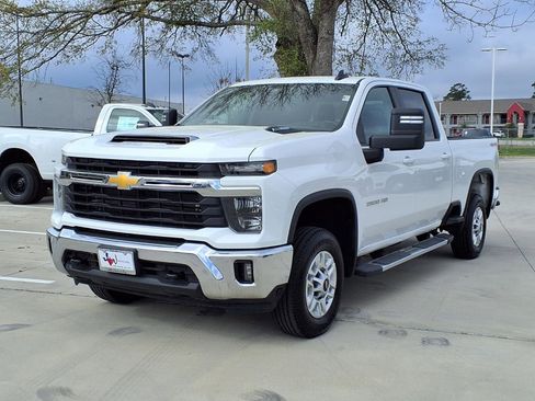 Used 2025 Chevrolet Silverado 2500 LT w/ Convenience Package AWD/4WD image 3