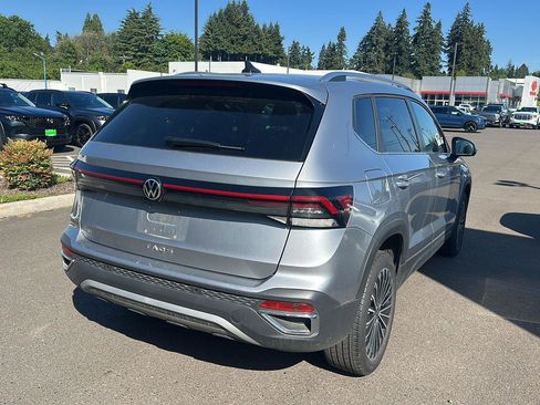 Used 2025 Volkswagen Taos SE FWD image 3
