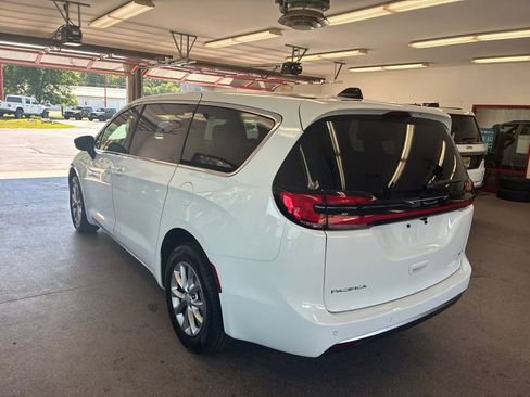 New 2027 Chrysler Pacifica Select AWD/4WD image 16