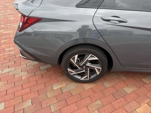 Used 2025 Hyundai Elantra Sport FWD image 15