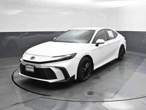 Used 2025 Toyota Camry SE w/ Convenience Package FWD image 1