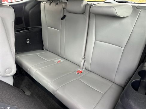 Used 2024 Toyota Highlander XLE FWD image 14