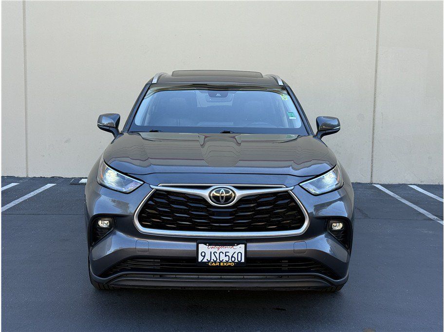 Used 2021 Toyota Highlander XLE AWD/4WD image 2