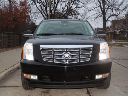Used 2012 Cadillac Escalade ESV Luxury image 3