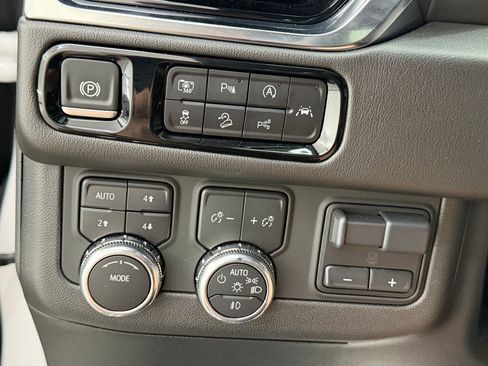 Used 2025 GMC Yukon Denali w/ Denali Reserve Package AWD/4WD image 18