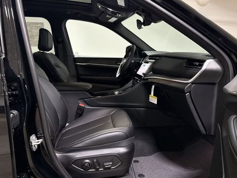 New 2026 Jeep Grand Cherokee Limited w/ Limited Altitude Package AWD/4WD image 23