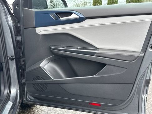 Used 2024 Volkswagen Taos SE image 27