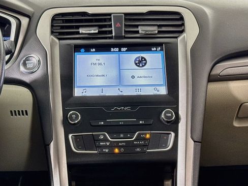 Used 2019 Ford Fusion SE FWD image 12
