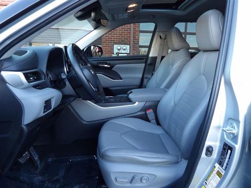 Used 2022 Toyota Highlander XLE image 10