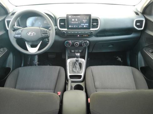Used 2023 Hyundai Venue SE FWD image 2