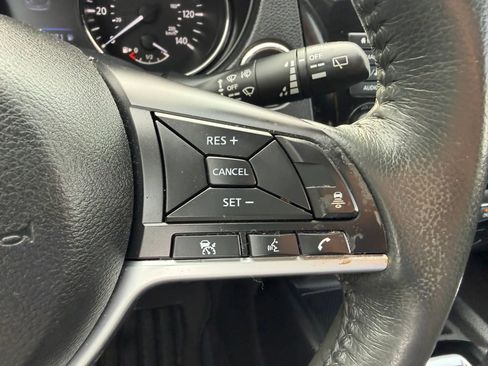 Used 2018 Nissan Rogue SV w/ Premium Package FWD image 16
