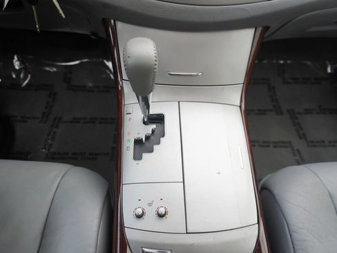 Used 2010 Toyota Avalon XLS FWD image 18