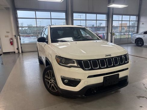 Used 2017 Jeep Compass Latitude FWD image 19