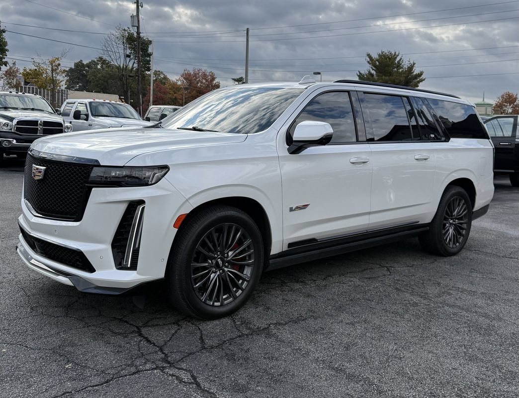 Used 2023 Cadillac Escalade ESV V AWD/4WD image 2