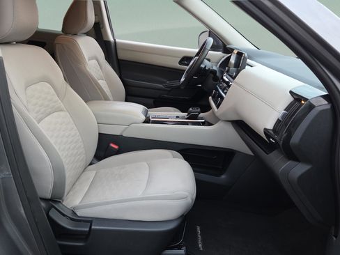 Used 2024 Nissan Pathfinder SV image 15