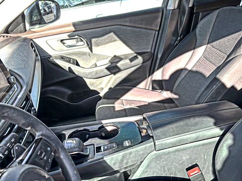 Used 2022 Nissan Rogue SV FWD image 5