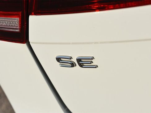 Used 2022 Volkswagen Tiguan SE image 18