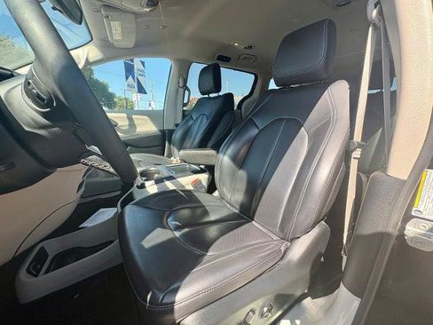 Used 2023 Chrysler Pacifica Touring-L FWD image 16