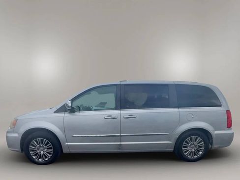 Used 2011 Chrysler Town & Country Limited w/ Trailer Tow Group image 3